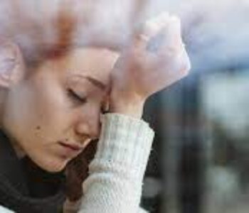 Блокировка банковских счетов, оскорбления, вандализм… Повседневная жизнь русских во Франции (Le Figaro)